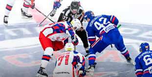 Хоккеисты в красной и синей форме борются за шайбу на льду